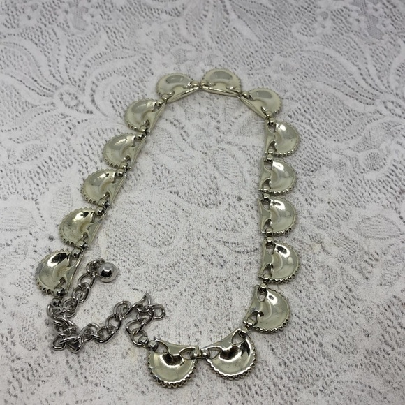 Vintage Coro metal fan shell collar or choker necklace costume dressy two tone. - Picture 8 of 8